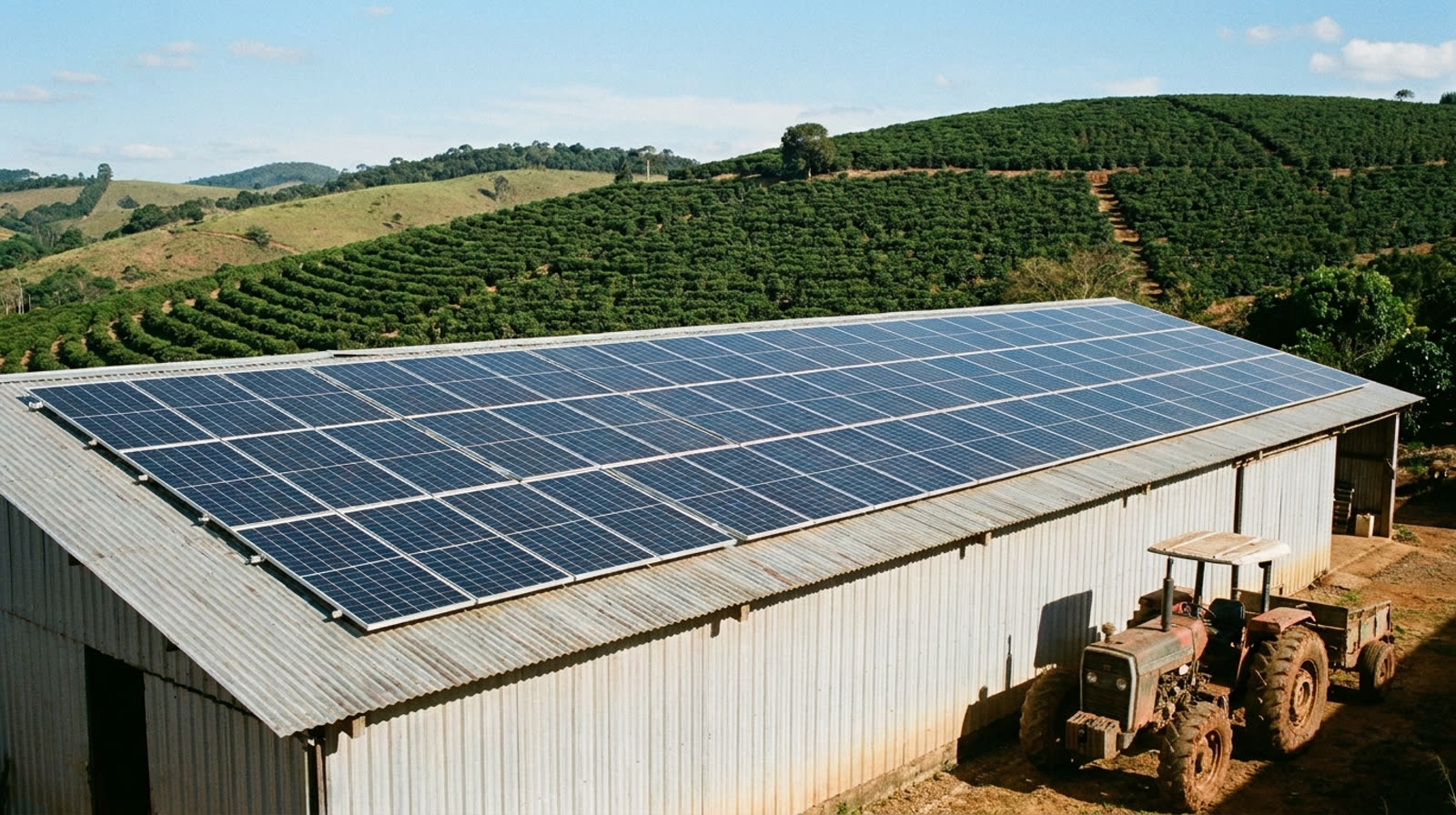 Grande sistema de placas solares no telhado de um galpão de café em fazenda do Sul de Minas