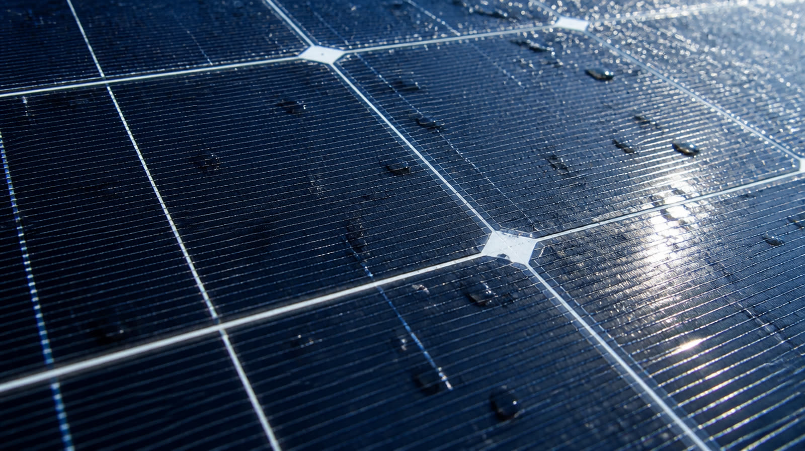 Superfície de um painel solar com gotas de chuva, em detalhe