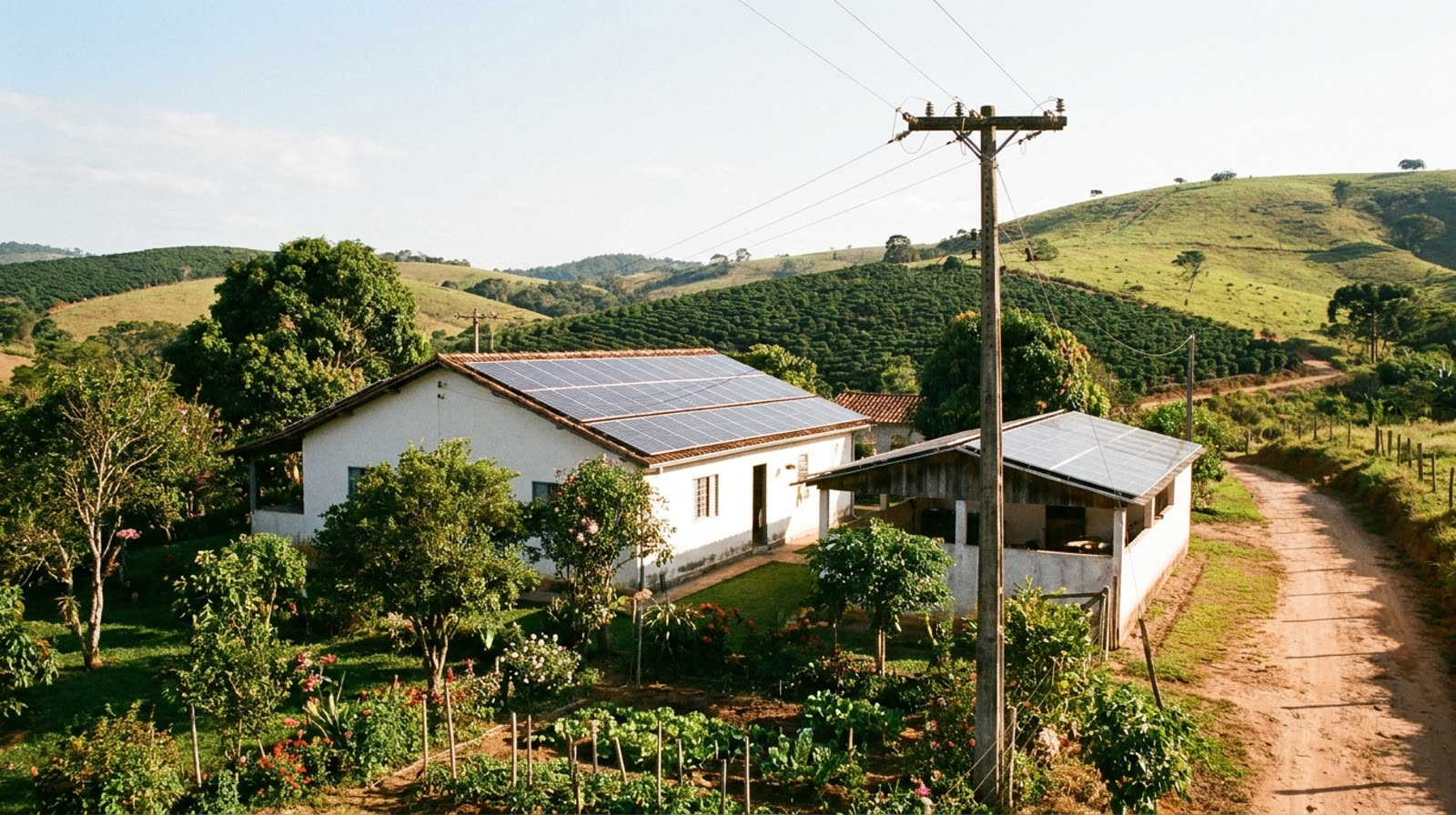 Chácara bem cuidada com muitas placas solares e poste levando a rede elétrica até a estrada