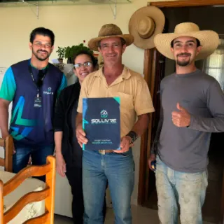 Cliente da Sollivre recebendo o projeto da usina solar