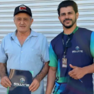 Cliente da Sollivre recebendo o projeto da usina solar