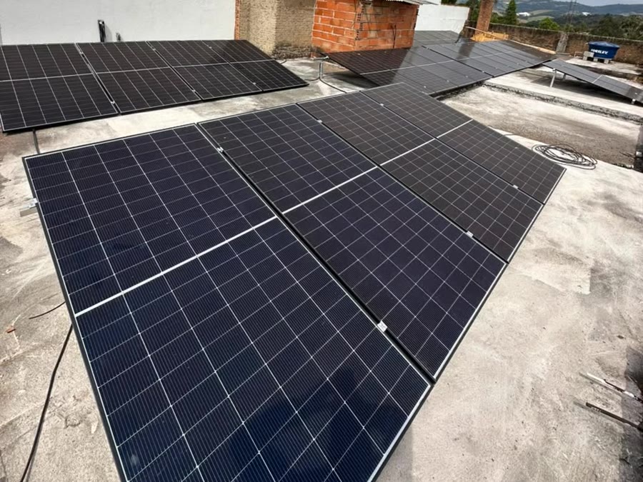 Usina solar instalada pela Sollivre sobre a laje de um imóvel comercial em Bom Repouso, com 28 painéis em estrutura inclinada