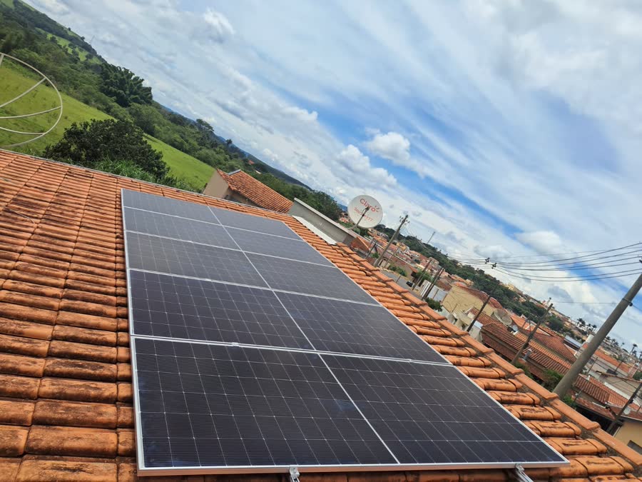 Usina solar instalada pela Sollivre em telhado residencial em Jacutinga, com cinco painéis