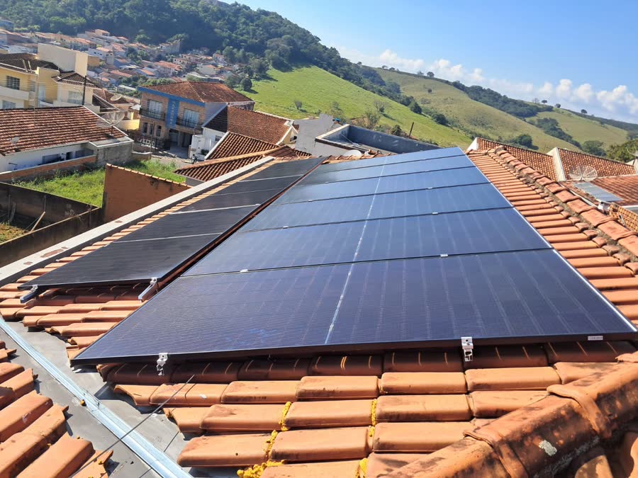 Usina solar instalada pela Sollivre em telhado de imóvel comercial em Monte Sião, com 35 painéis em duas fileiras