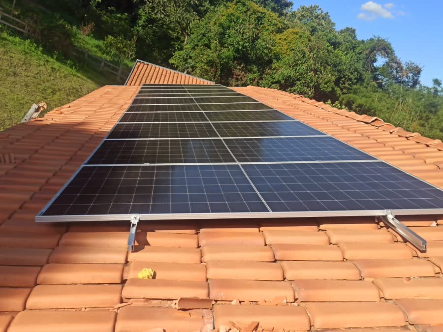 Usina solar instalada pela Sollivre no telhado de um sítio em Jacutinga, com dez módulos sobre telha cerâmica