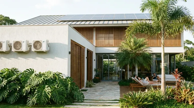 Ilustração: casa com aparelhos de ar-condicionado na parede externa